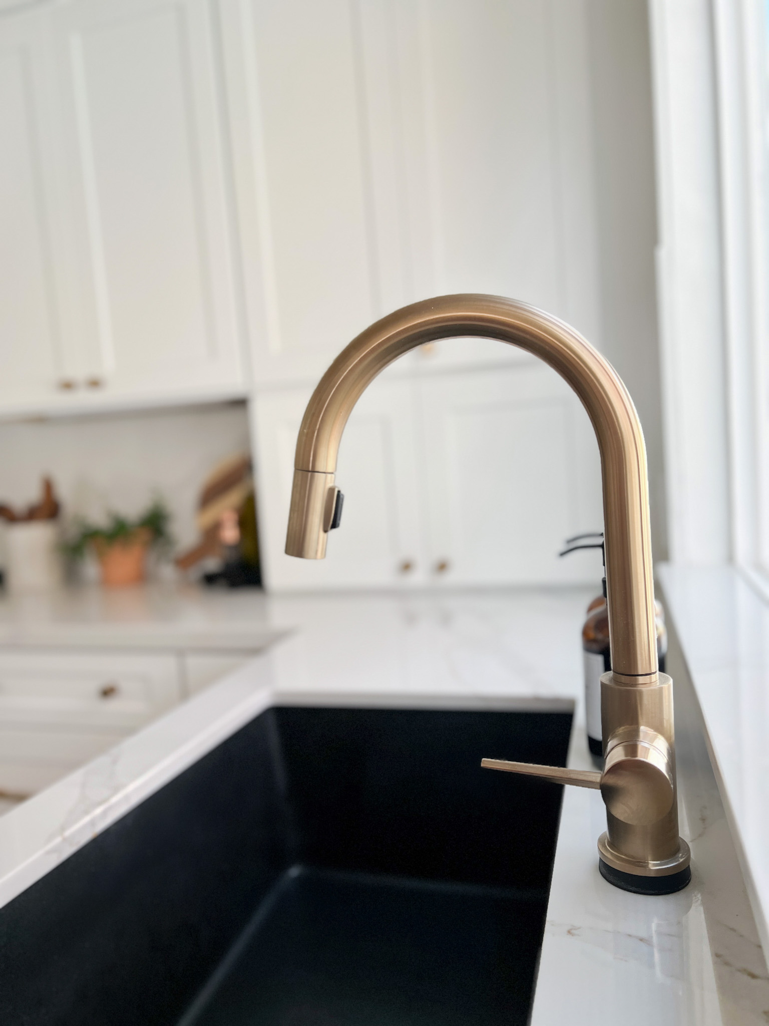gold kitchen faucet
bronze kitchen fixtures